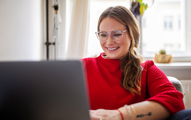 Kvinde freelancer hjemmefra